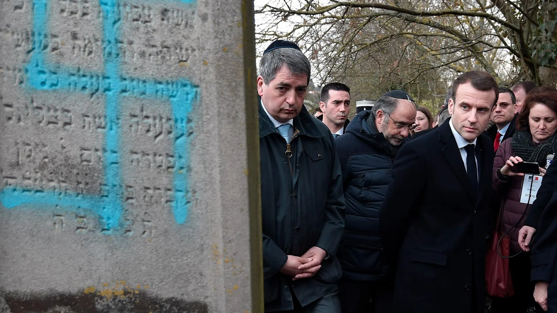 Emmanuel Macron visitó las tumbas profanadas del cementerio judío de Quatzenheim (Francia), este martes / EFE