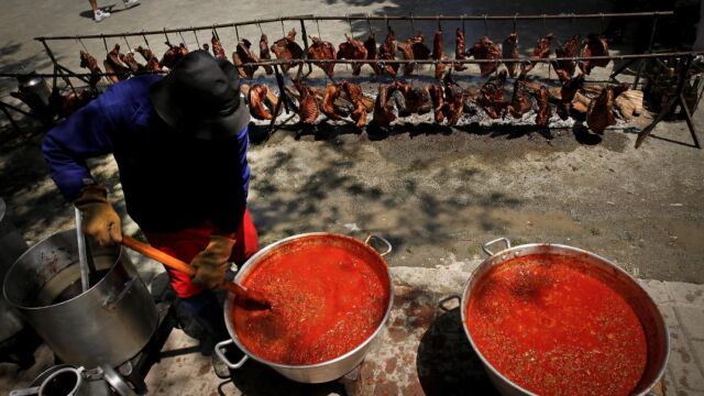 Preparación de un asado por parte de una de las peñas de Pamplona / EFE