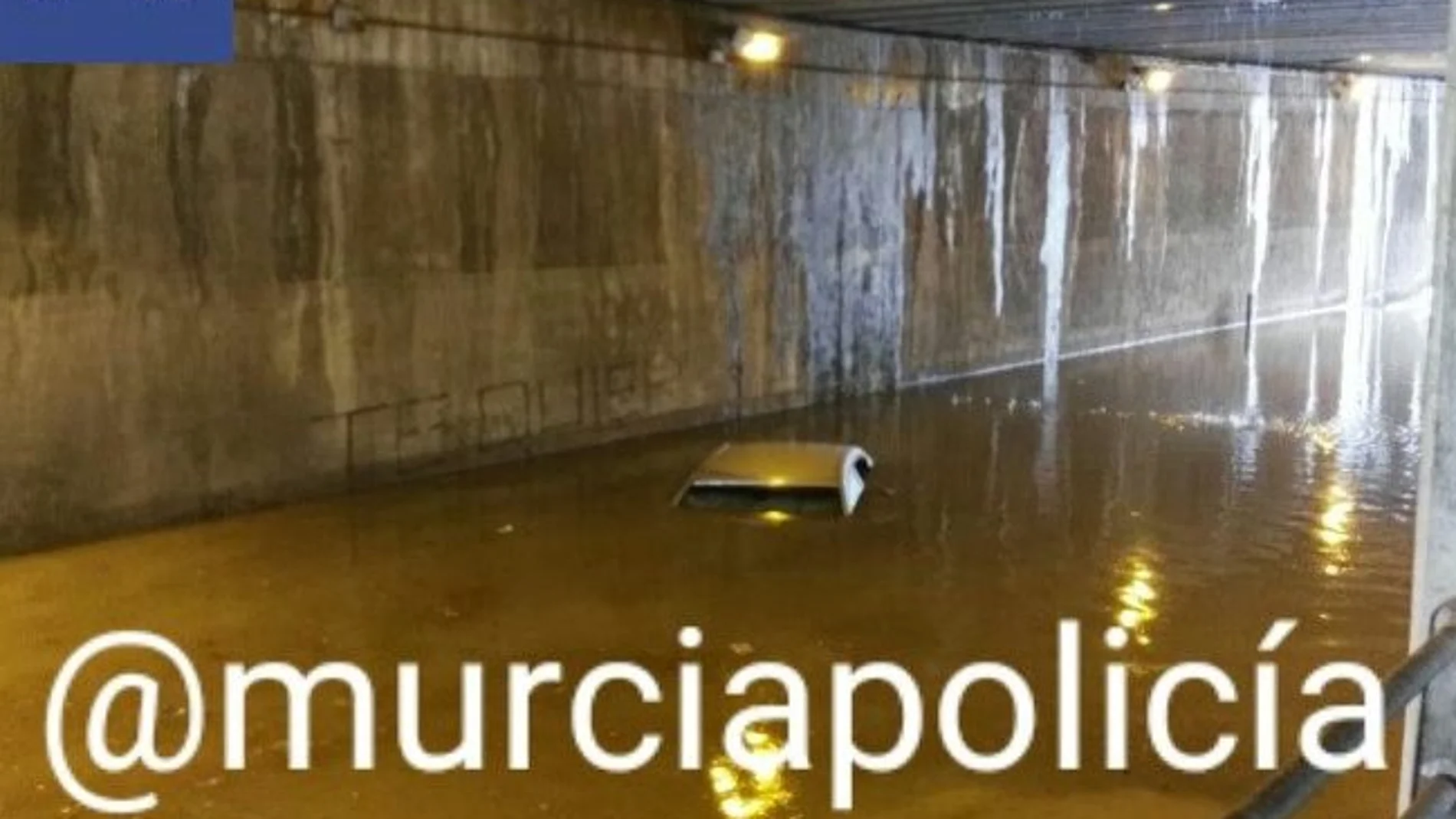 El túnel Fabián Escribano en Beniaján quedó totalmente inundado con un coche atrapado en el agua. Twitter Policía Murcia