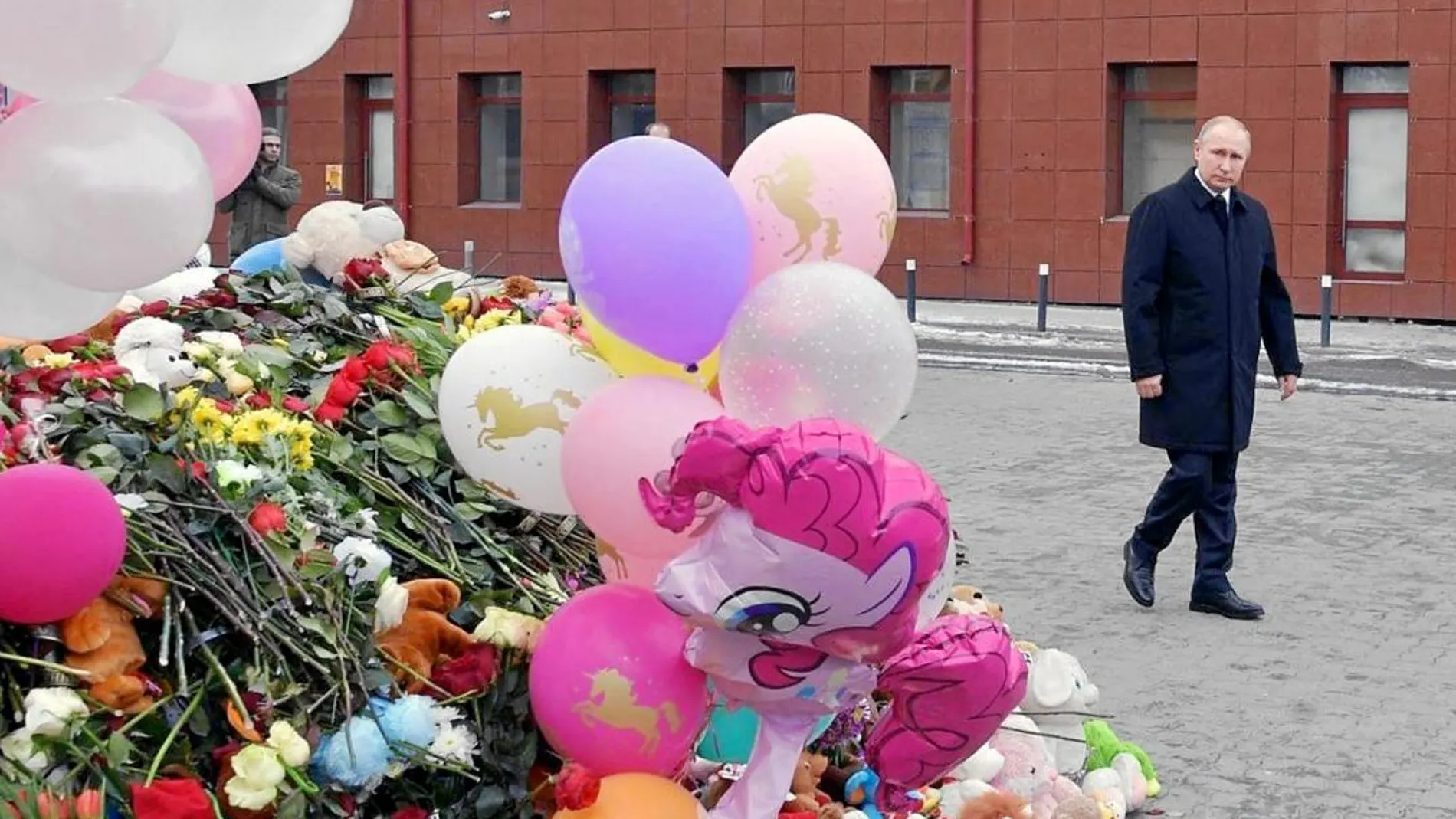 Vladimir Putin visita el sitio conmemoratitvo improvisado para las víctimas del incendido que calcinó el lunes un centro comercial de Kemerovo (Siberia)