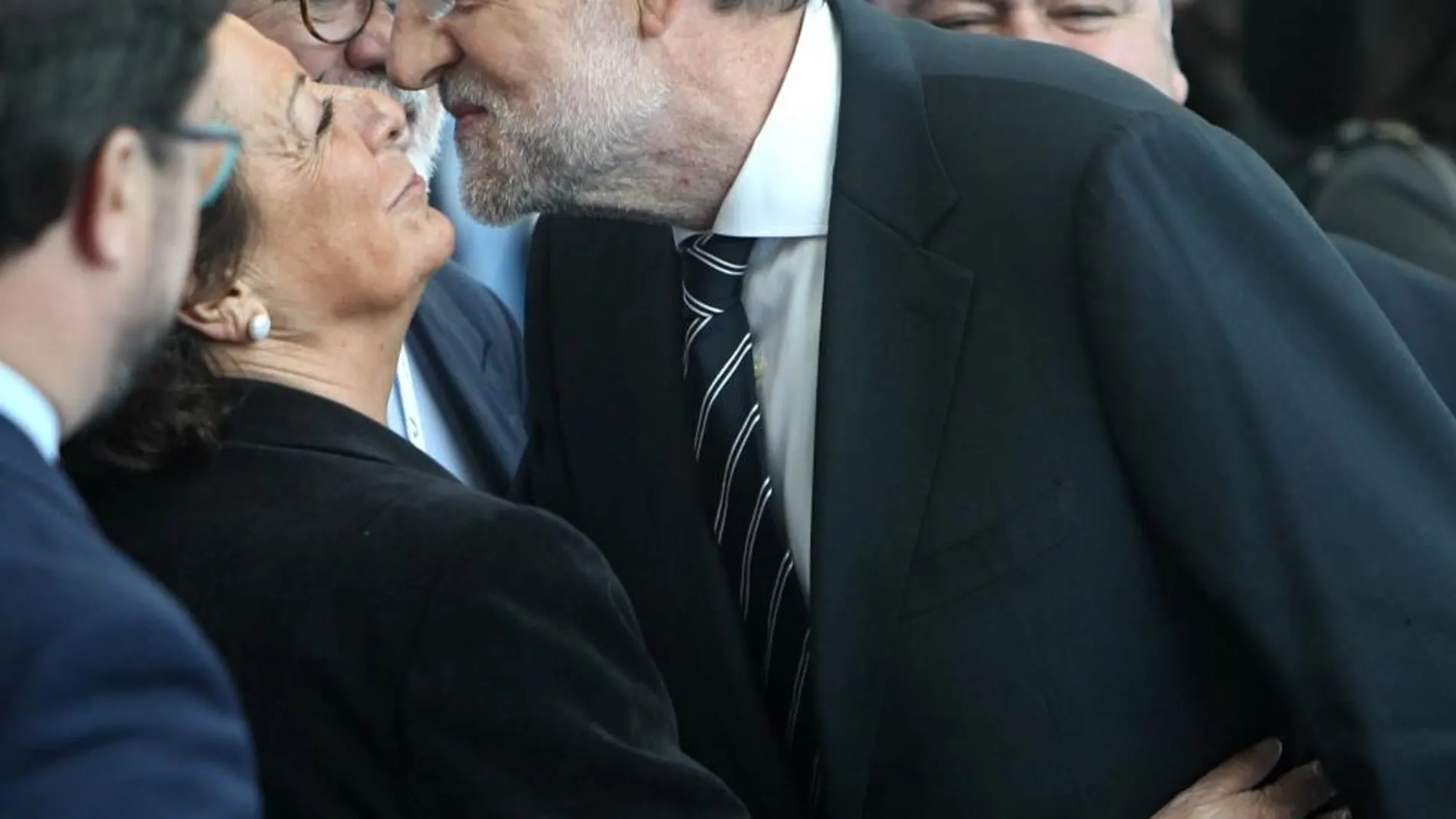 Rajoy saluda a Barberá en una imagen de archivo
