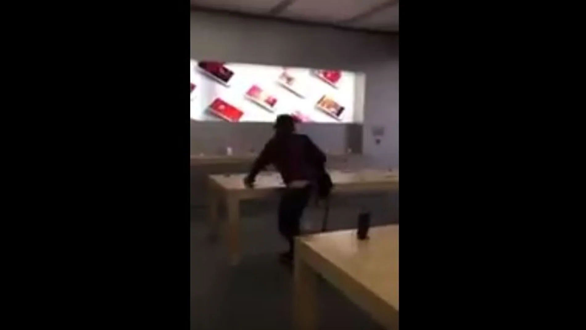 Momento en el que el joven destroza uno de los productos Apple