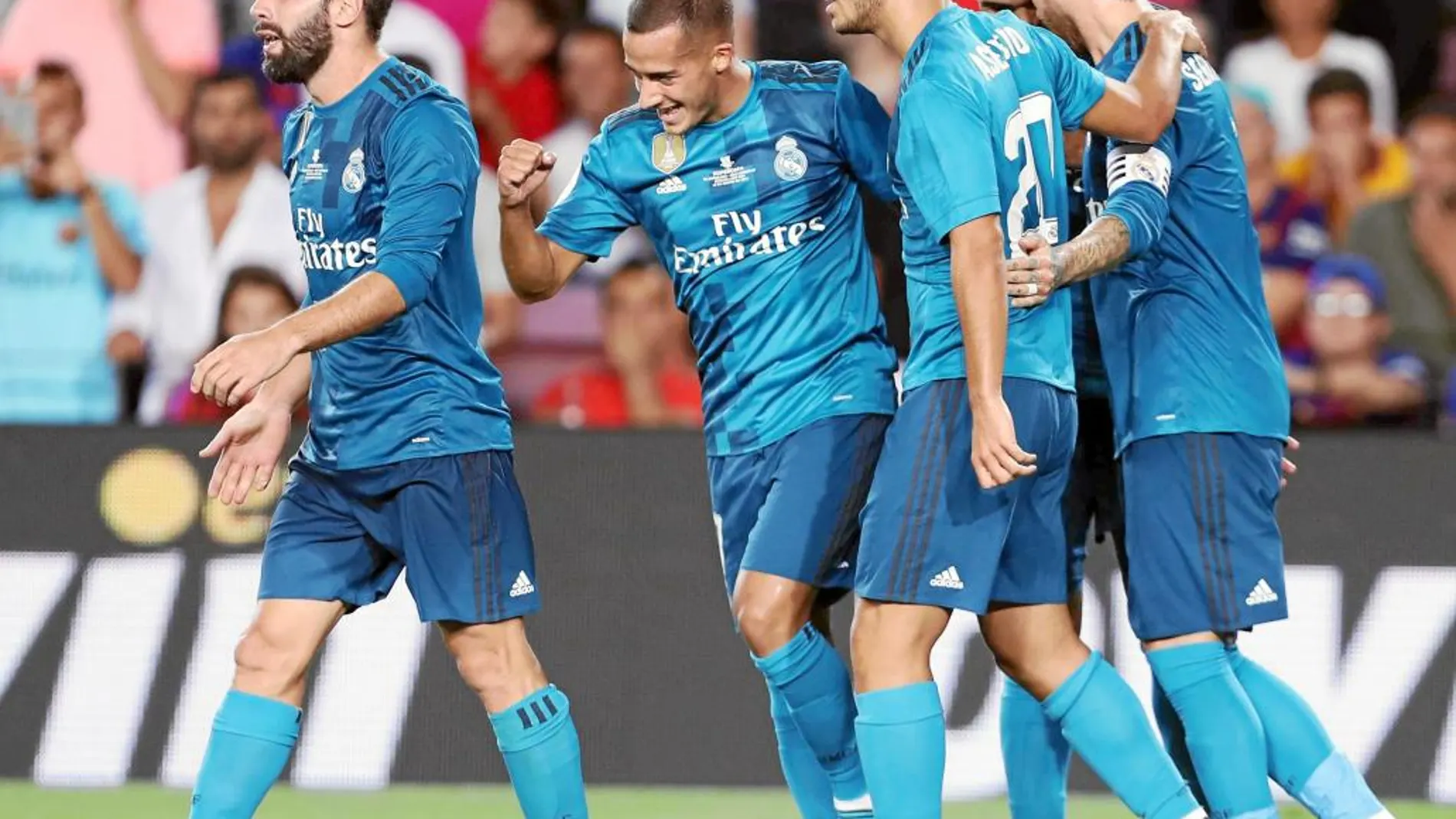 Lucas Vázquez, Sergio Ramos y Casemiro felicitan a Asensio tras su gol en el Camp Nou