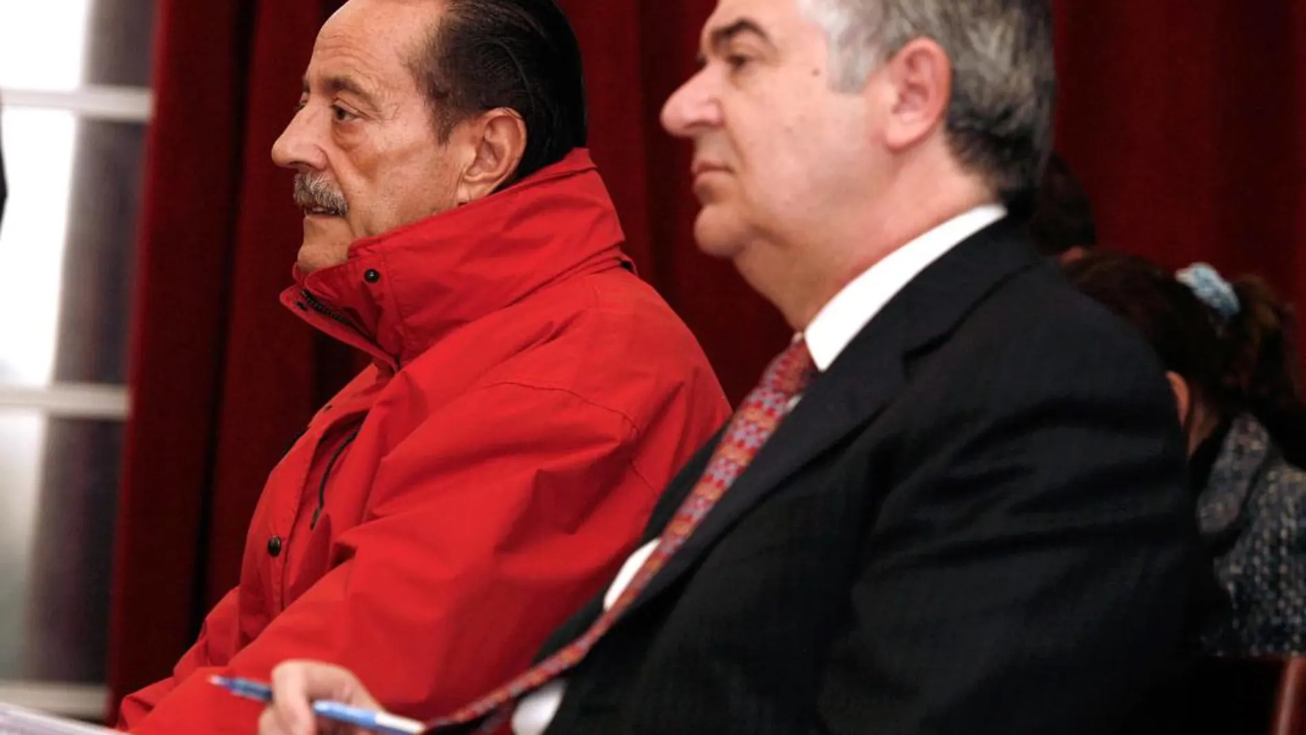 José Antonio Roca junto a Julián Muñoz durante el juicio en 2007/Efe