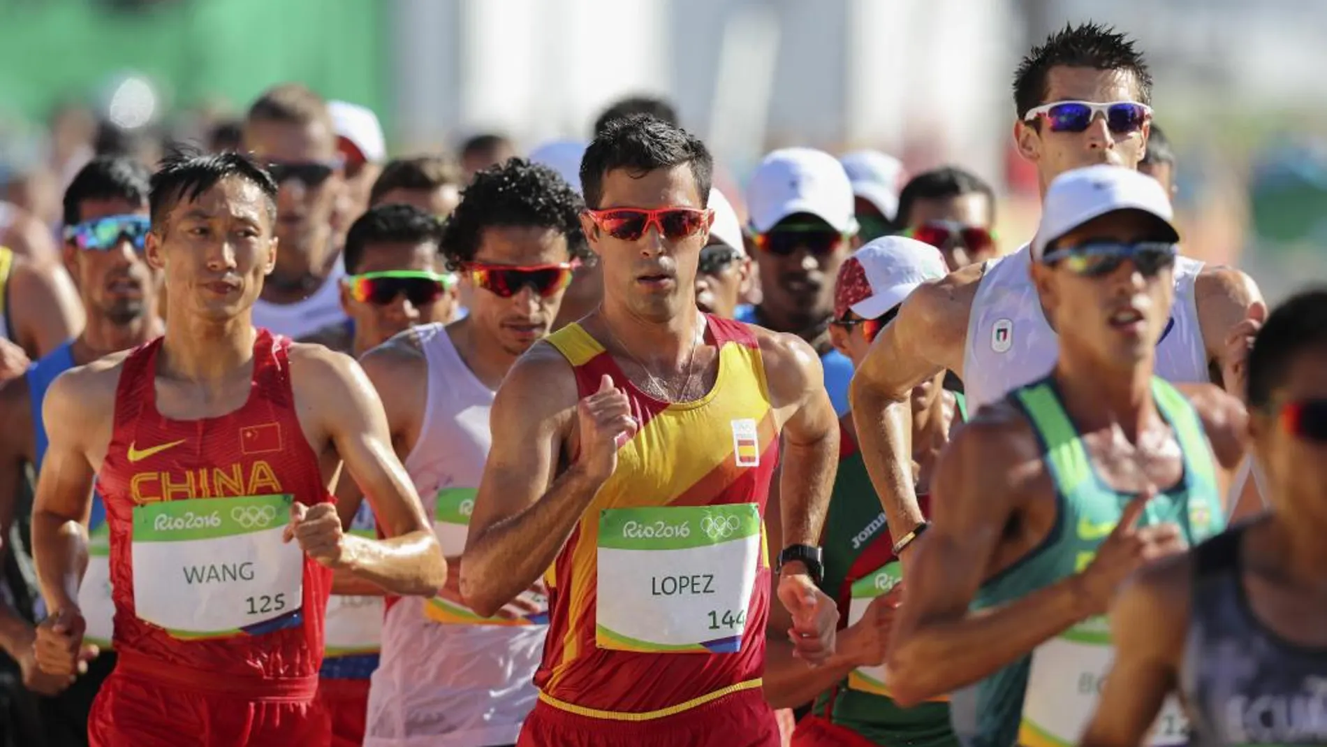 El español Miguel Ángel López (c) durante la competencia de marcha atlética 20 km