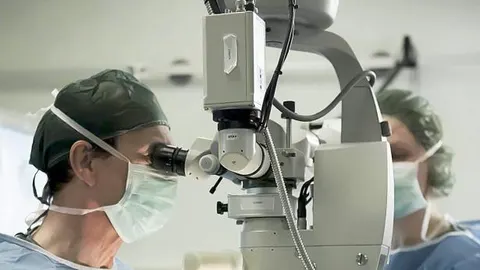 El doctor Ruiz Moreno, director médico de VISSUM, en el quirófano