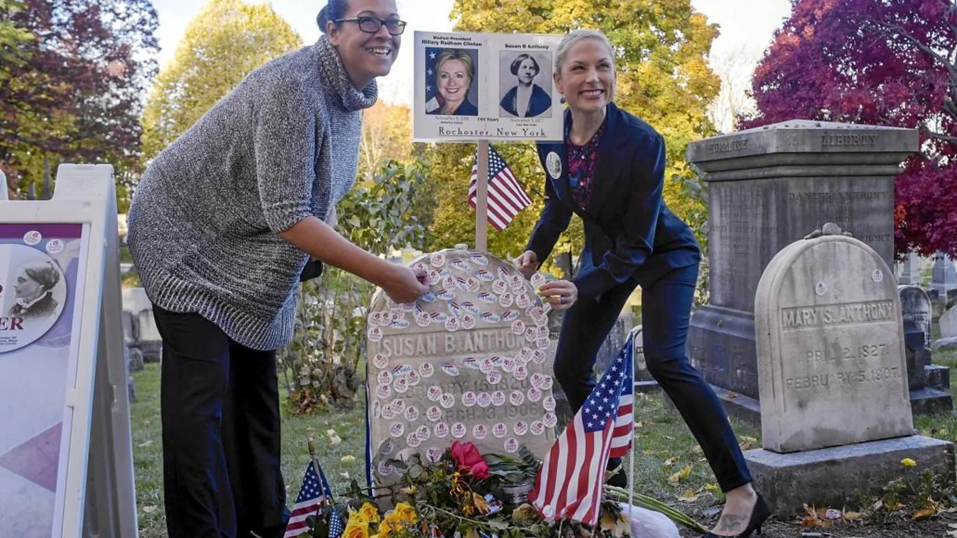 Muchos aprovecharon las elecciones para visitar la tumba de Susan B. Anthony, líder del movimiento sufragista en EE UU