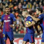 Los jugadores del FC Barcelona, celebran el gol del equipo blaugrana. EFE / Manuel Bruque.