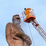 Un operario limpia la estatua a Frankó en Lviv, Ucrania