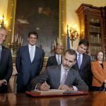 Los Reyes de España, Felipe VI y Letizia, el presidente de la República de Portugal, Marcelo Rebelo de Sousa, (izq), el alcalde, Rui Moreira (2, izq) y el presidente de la Asiciación Comercial de Porto Nuno Botelho,(d) durante la visita al Palacio da Bolsa