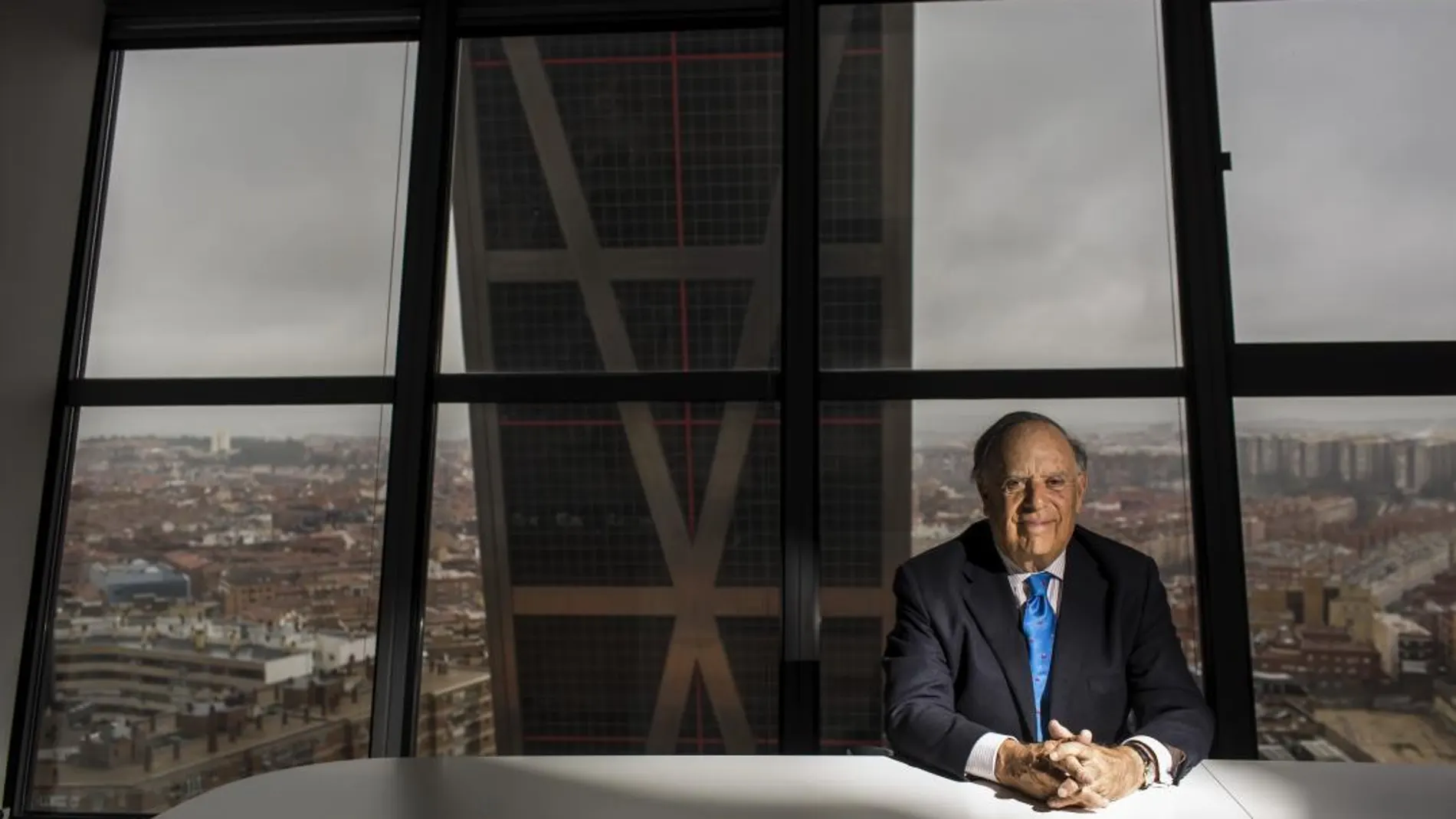 Carlos Falcó en las torres Kio, en Madrid, donde se encuentran las oficinas del Círculo Fortuny, del que es presidente