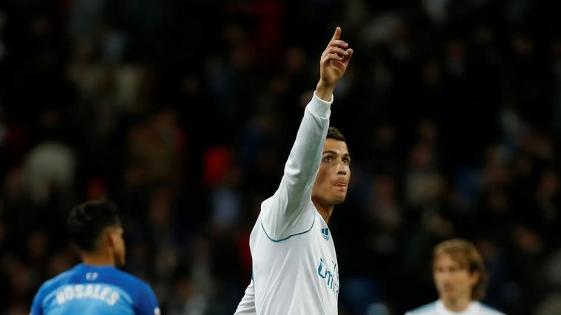 Cristiano Ronaldo saluda tras su gol de la victoria
