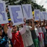 Opositores al gobierno de Nicolás Maduro se manifiestan a favor del revocatorio
