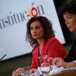 Isabel Celaá y María Jesús Montero, durante la rueda de prensa tras el Consejo de Ministros. (Foto: Cipriano Pastrano)