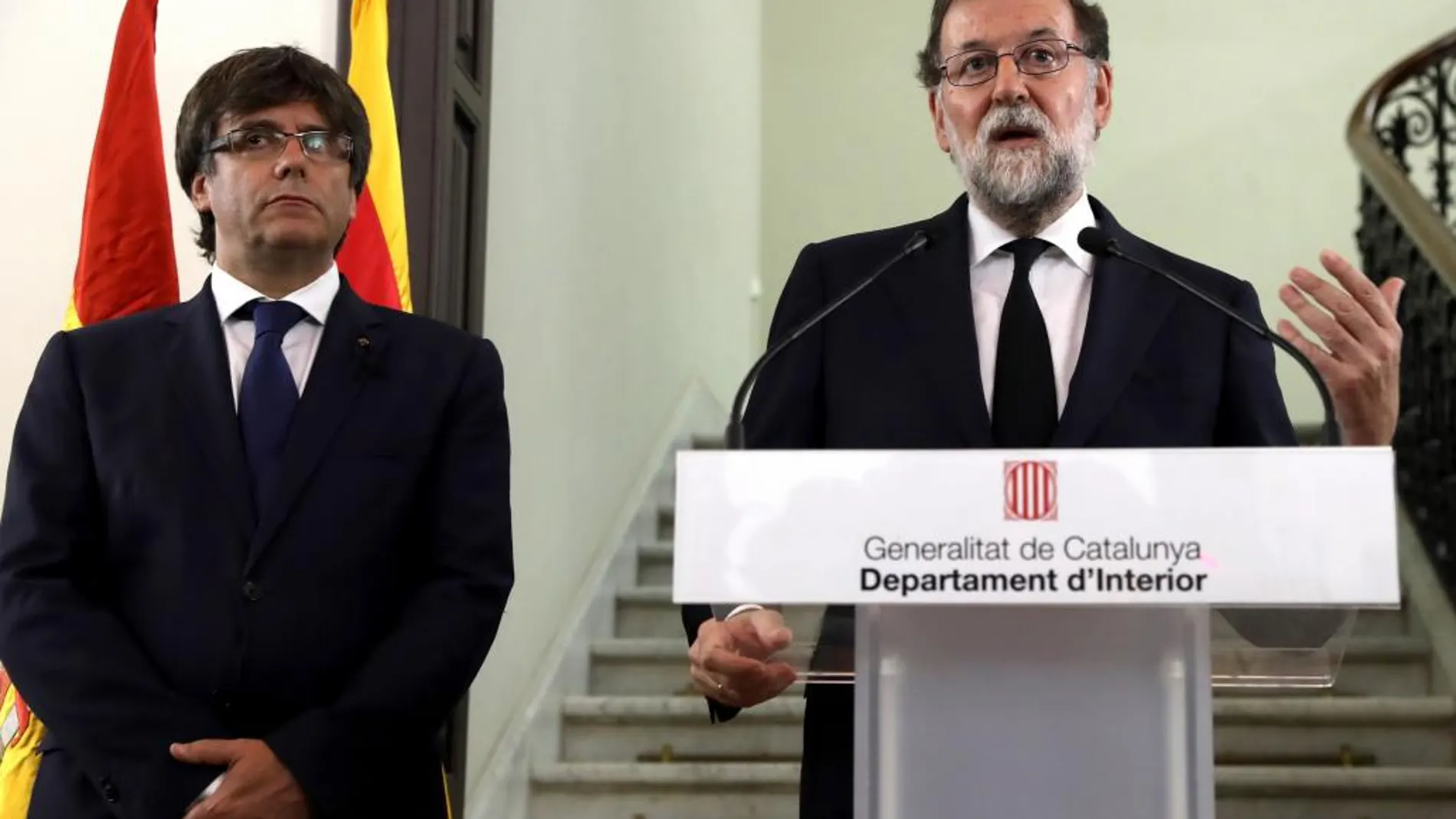 Mariano Rajoy y Carles Puigdemont, durante la declaración institucional