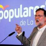 Mariano Rajoy durante su intervención en la comida-mitin con medio millar de simpatizantes en La Nucía (Alicante) / Foto: Efe