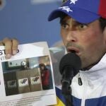 Capriles muestra un gráficos con los abusos electorales en Venezuela