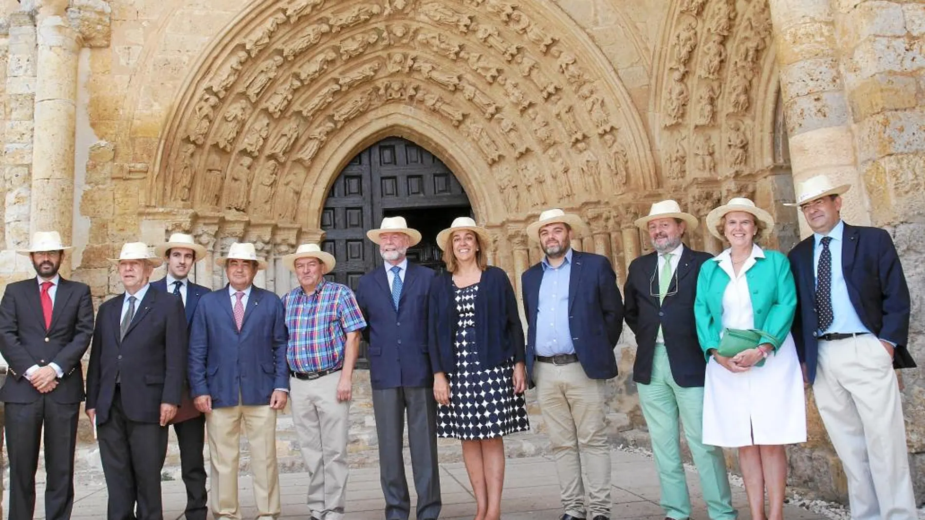 La presidenta de la Diputación, Ángeles Armisén, junto a Jaime Churruca entre otros integrantes de la Orden