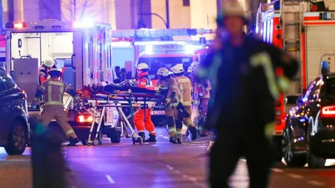 Personal médico atiende anoche a las víctimas del mercadillo navideño en el centro de Berlín tras ser atropelladas por un camión