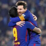 Luis Suárez y Messi, dos goles cada uno, se abrazan después de uno de los tantos en el Benito Villamarín