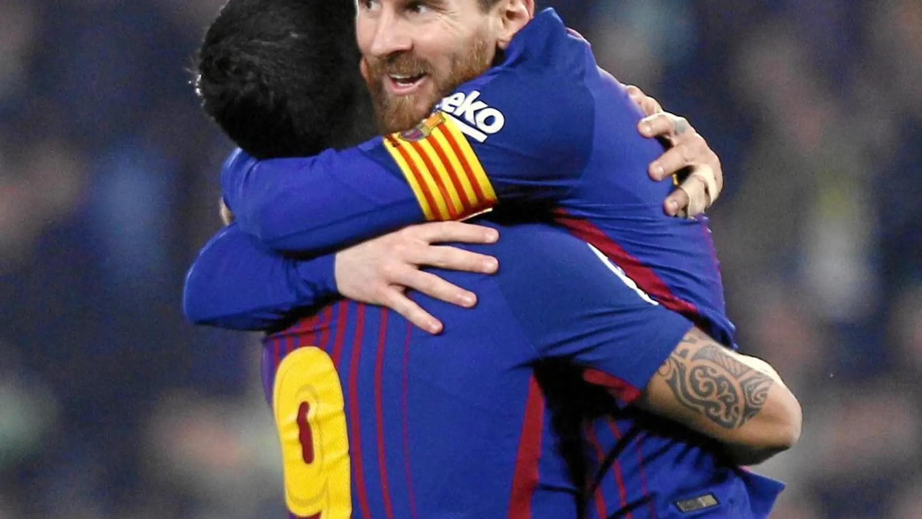 Luis Suárez y Messi, dos goles cada uno, se abrazan después de uno de los tantos en el Benito Villamarín