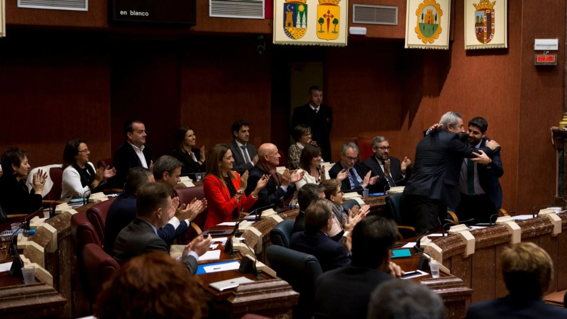 El presidente de la Comunidad, Fernando López Miras, y el consejero de Hacienda, Fernando de la Cierva, se abrazan tras dar luz verde a las cuentas para 2019