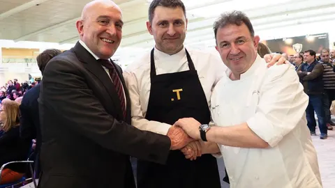 El presidente de la Diputación de Valladolid, Jesús Julio Carnero, junto a los cocineros Martín Berasategui y Víctor Martín