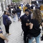 Agentes de la Policía desalojan esta mañana a familiares y simpatizantes de Herrira congregados a la entrada de la Audiencia Nacional en Madrid