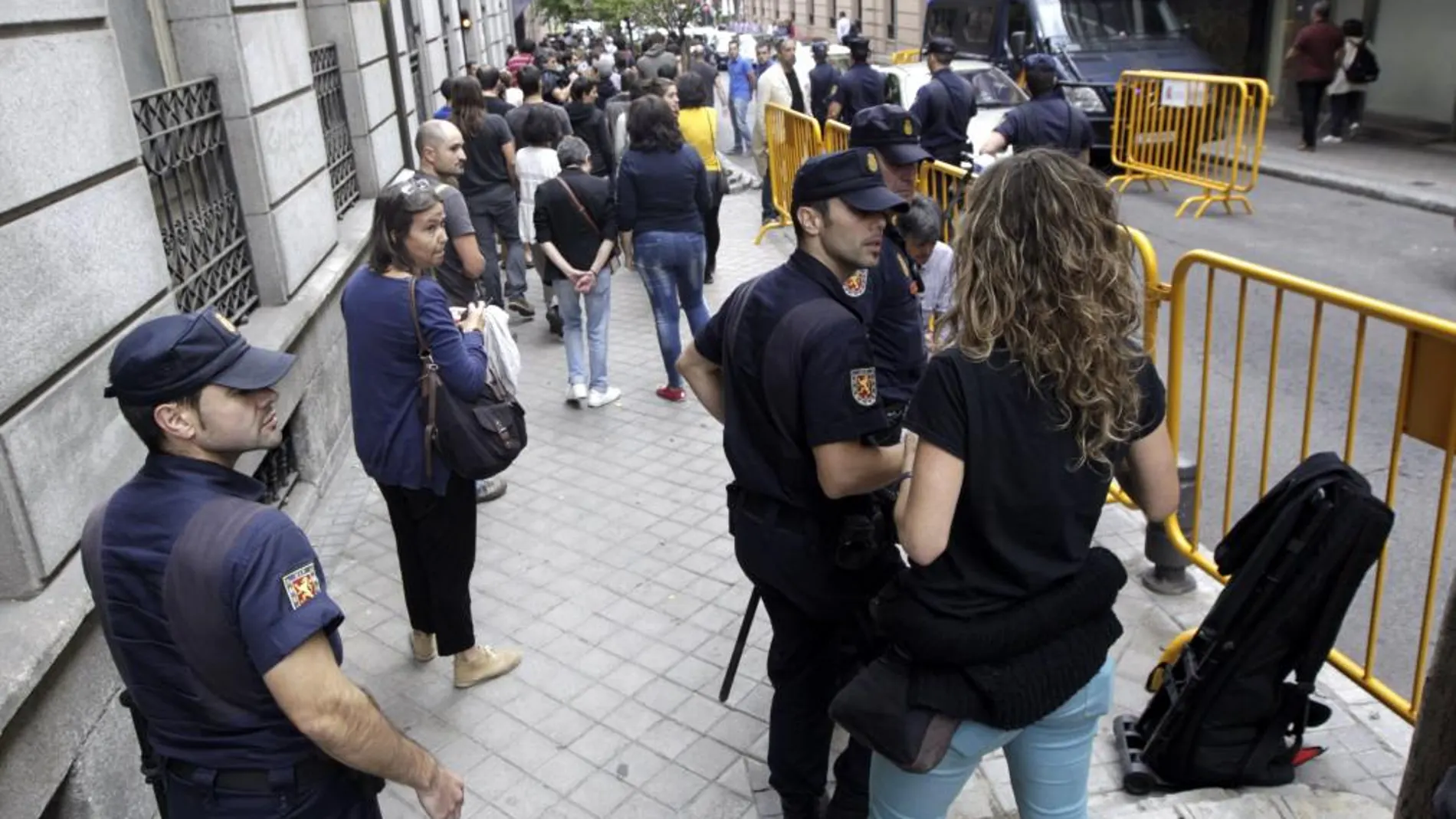 Agentes de la Policía desalojan esta mañana a familiares y simpatizantes de Herrira congregados a la entrada de la Audiencia Nacional en Madrid