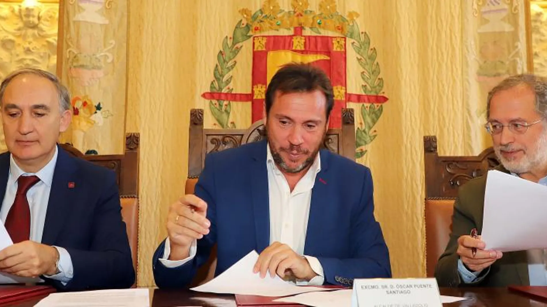El alcalde de Valladolid, Óscar Puente, junto al rector de la UVa, Antonio Largo
