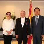El anfitrión kazajo en la imagen (centro) acompañado de su señora Zhigalov y el embajador de China Lyu Fan / Foto: Cristina Bejarano