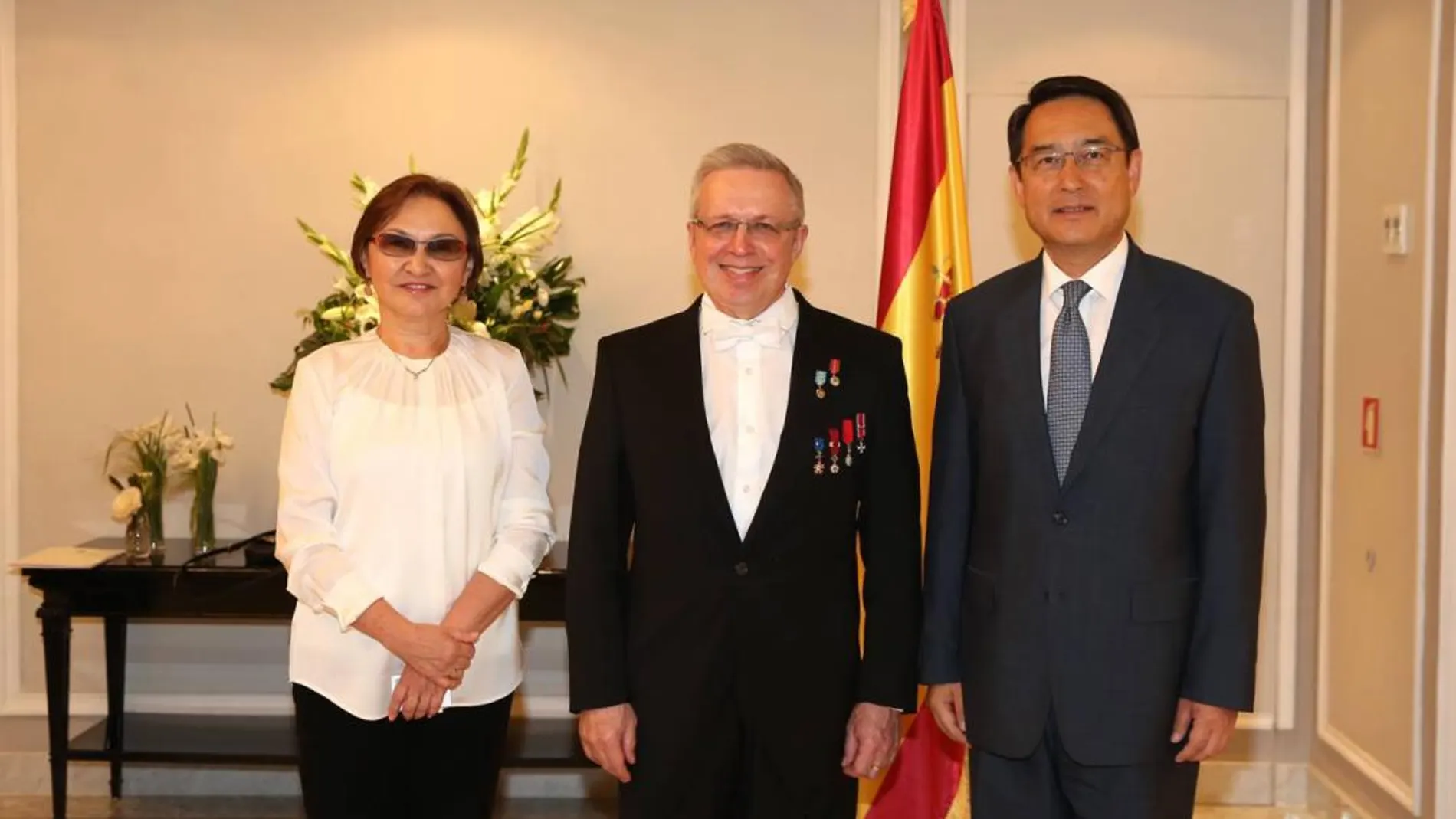 El anfitrión kazajo en la imagen (centro) acompañado de su señora Zhigalov y el embajador de China Lyu Fan / Foto: Cristina Bejarano