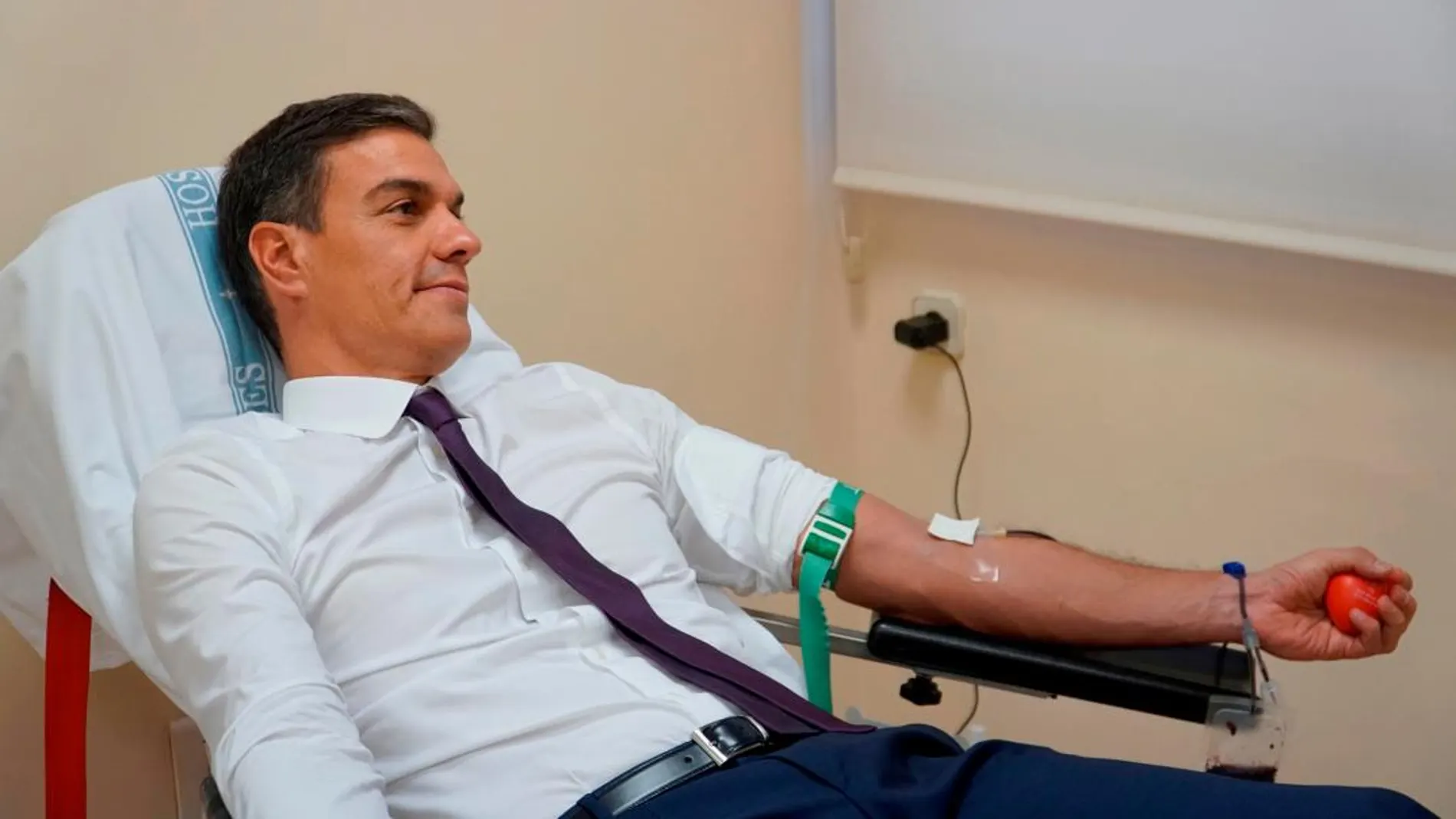 Pedro Sánchez durante la donación de sangre/Efe