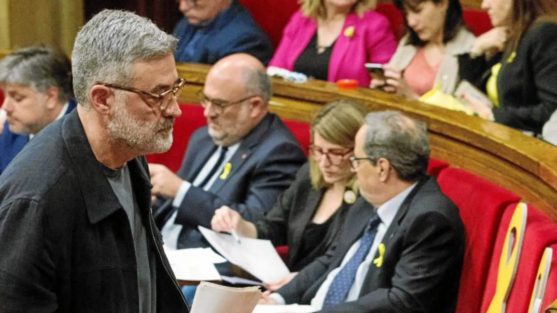 El portavoz de la CUP, Carles Riera, subiendo las escaleras del hemiciclo durante una sesión del Parlament / Foto: Efe