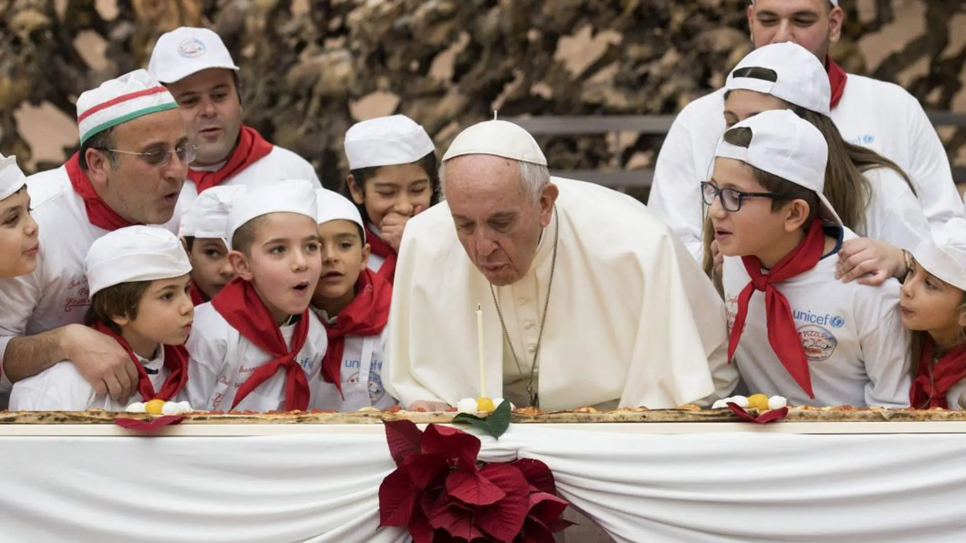 El Papa sobre una vela colocada sobre una pizza de 4 metros