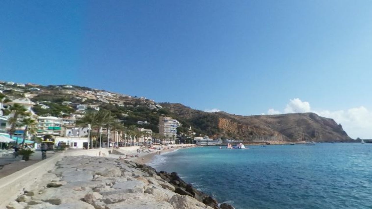 Muere una mujer en Xàbia tras caer de un barco y resultar herida en el cuello por la hélice