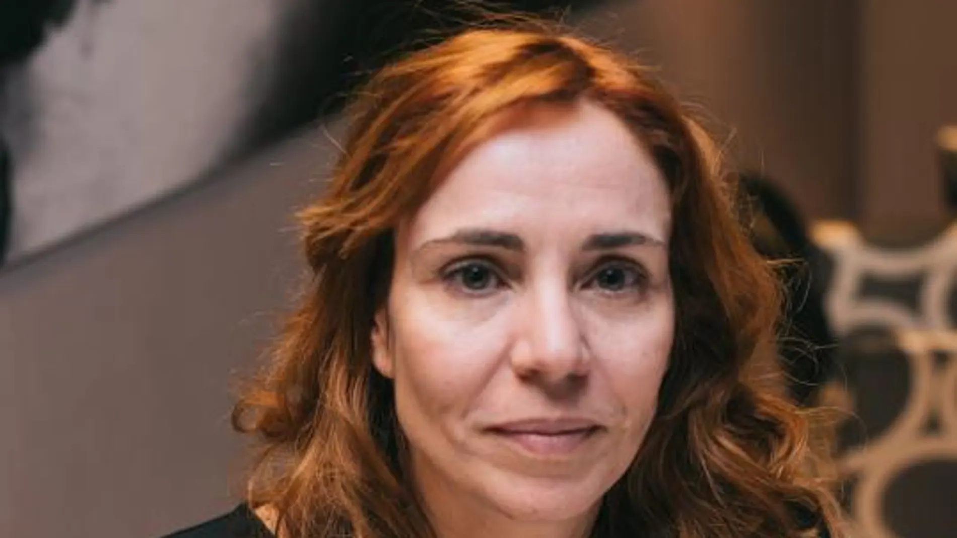 Ángela Quintas posa con su nuevo libro durante la entrevista