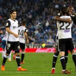 El delantero del Valencia Santi Mina celebra con su compañero Geoffrey Kondogbia su gol marcado ante el Espanyol, el segundo del conjunto ché