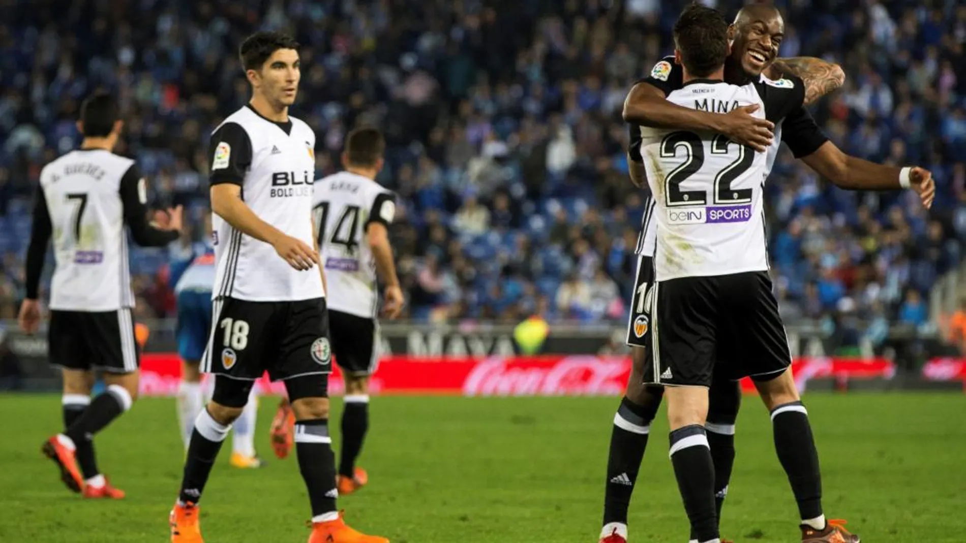 El delantero del Valencia Santi Mina celebra con su compañero Geoffrey Kondogbia su gol marcado ante el Espanyol, el segundo del conjunto ché
