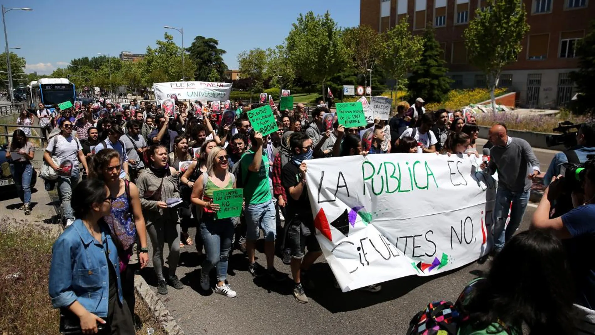 Marcha de estudiantes al Rectorado de la Complutense para pedir la no admision de Cifuentes en la universidad. (Foto: Cristina Bejarano)