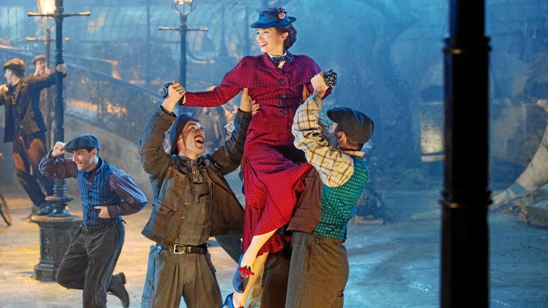 Emily Blunt, la nueva Mary Poppins en esta secuela, baila en uno de los números musicales de la cinta dirigida por Rob Marshall
