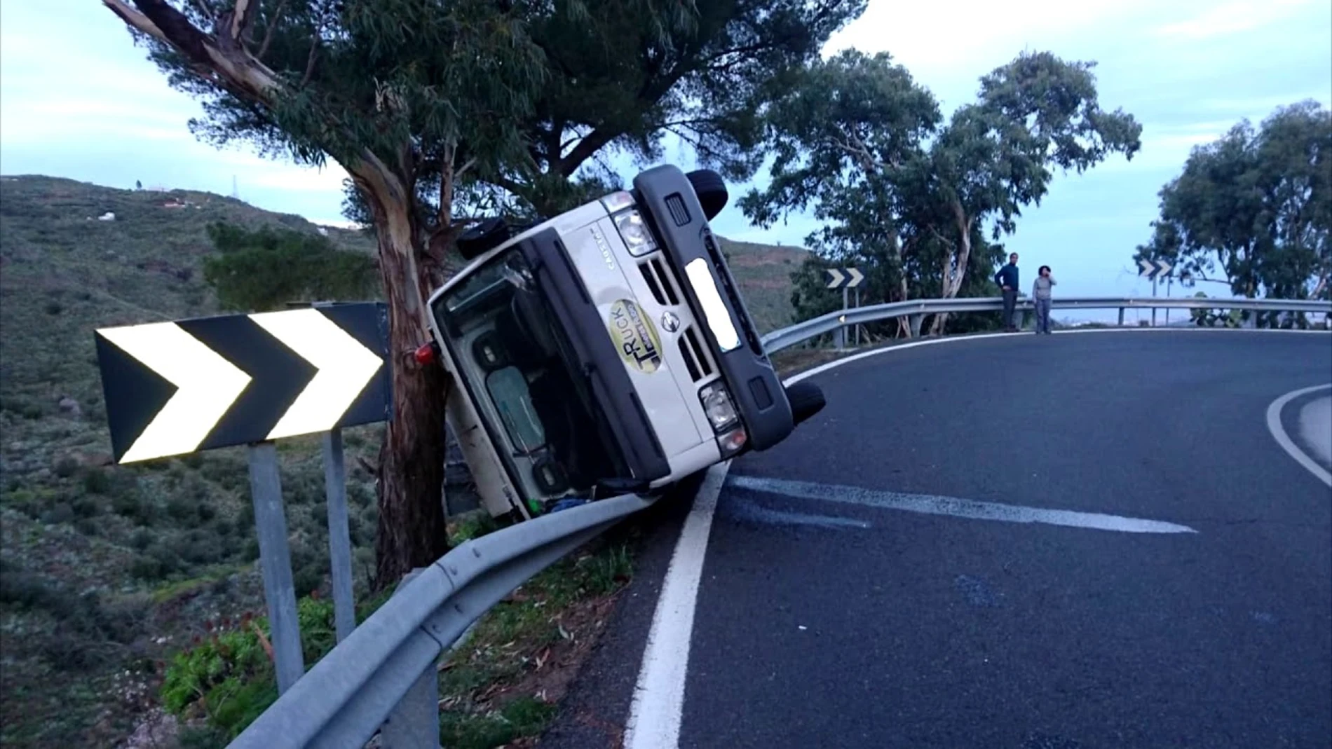 Un camión volcó en la localidad de Tenteniguada, que se encuentra entre la carretera que une Valsequillo con Tinamar en Gran Canaria / YouTube