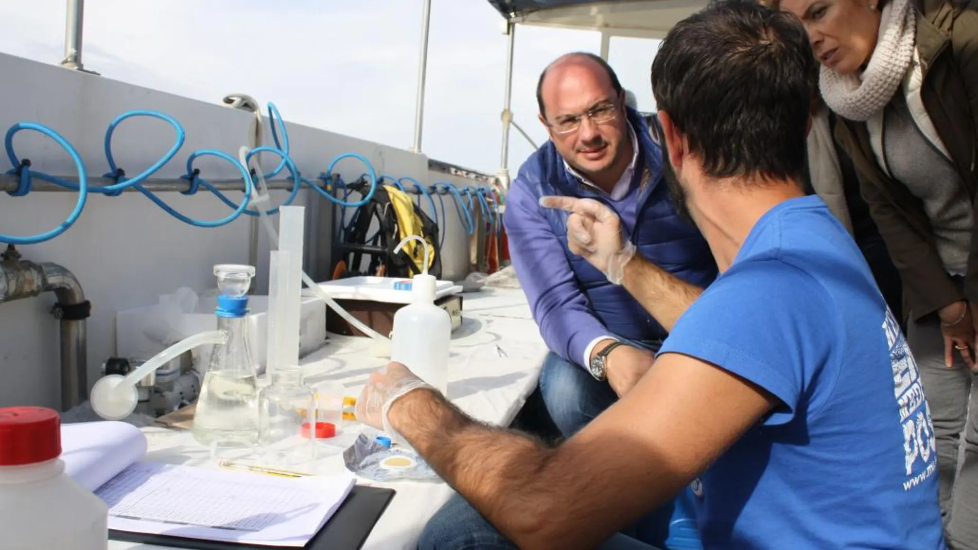 El presidente, Pedro Antonio Sánchez, conversando con los científicos del Instituto Español de Oceanografía