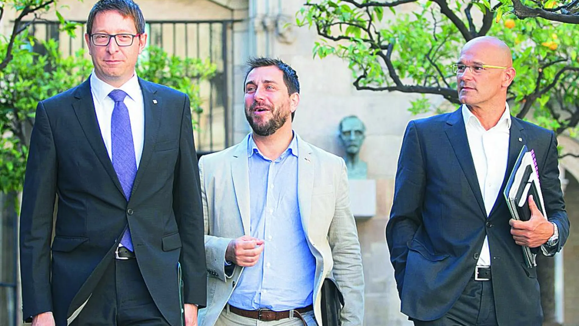 El conseller Romeva, a la derecha, presentó ayer la nueva red diplomática de la Generalitat.