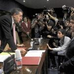 El portavoz de IAP, Ismael Álvarez, habla ante la mirada atenta del socialista Samuel Folgueral