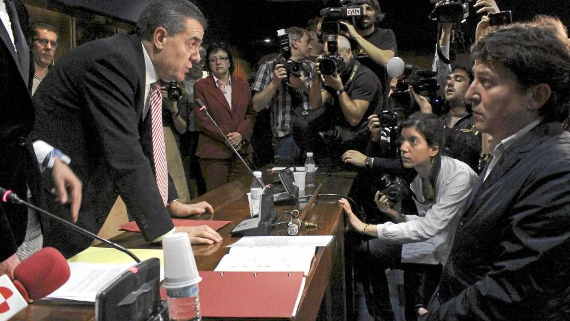 El portavoz de IAP, Ismael Álvarez, habla ante la mirada atenta del socialista Samuel Folgueral