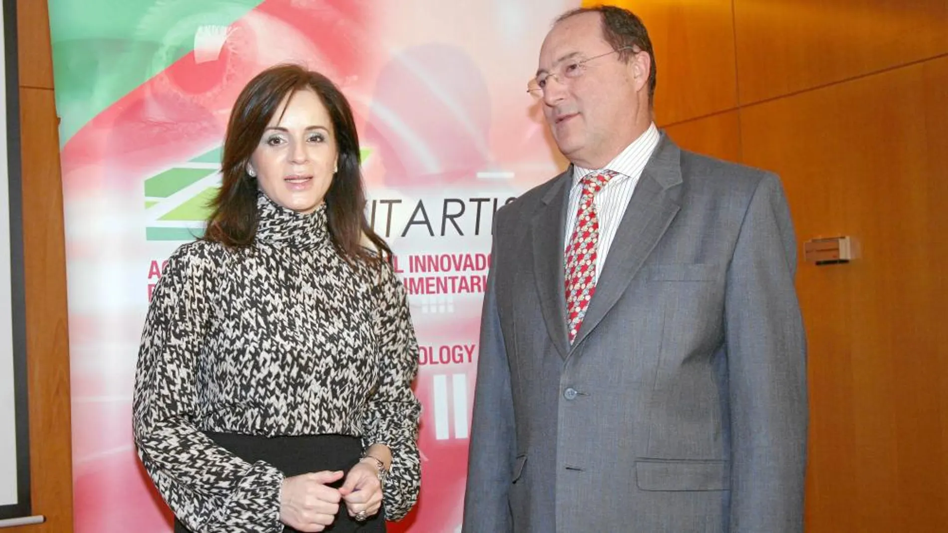 La consejera de Agricultura y Ganadería, Silvia Clemente, junto al presidente de la red Vitartis, Carlos Moro