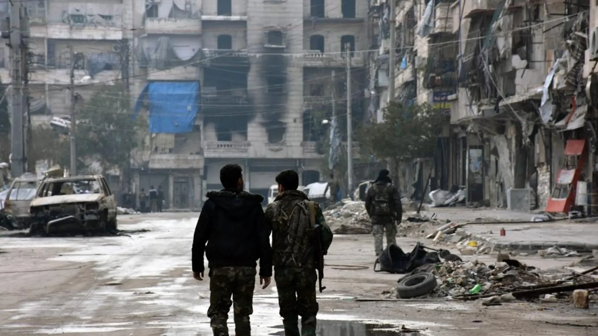 Civiles caminan por Alepo.