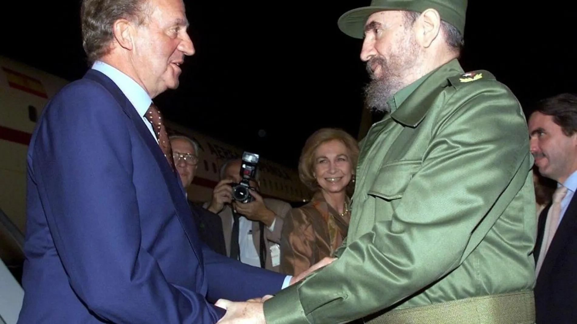 El Rey de España Don Juan Carlos I saluda al jefe del estado Cubano Fidel Castro,en presencia de la Reina Sofía y el Presidente del Gobierno Jose María Aznar, a su llegada al aeropuerto José Martí de la capital La Habana, en la primera vez que un Monarca español pisaba suelo cubano