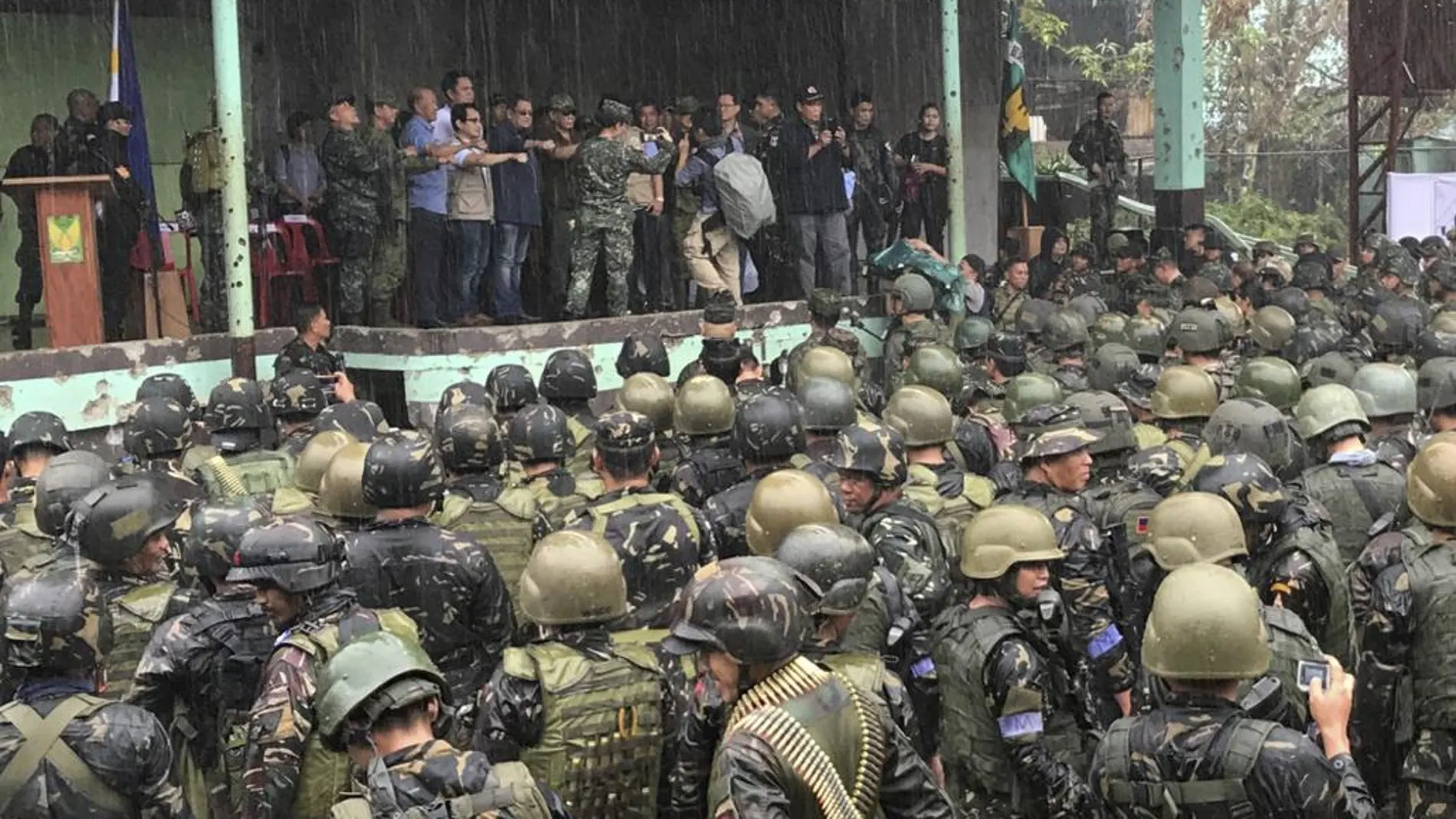 Rodrigo Duterte se dirige a las tropas
